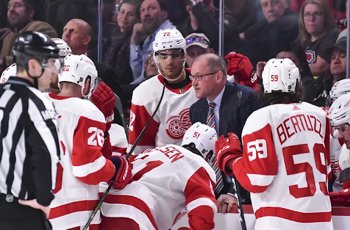 Steve Yzerman giving his team some encouragement. 