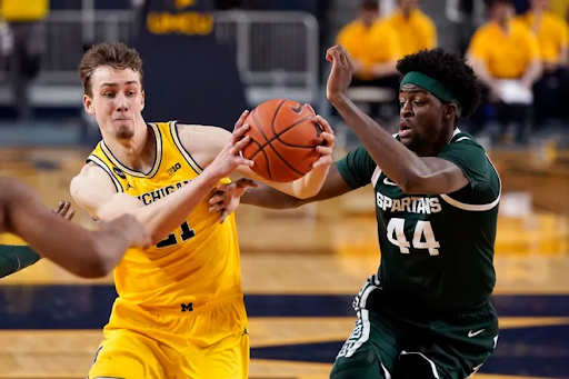 Michigan guard Franz Wagner driving on Gabe Brown