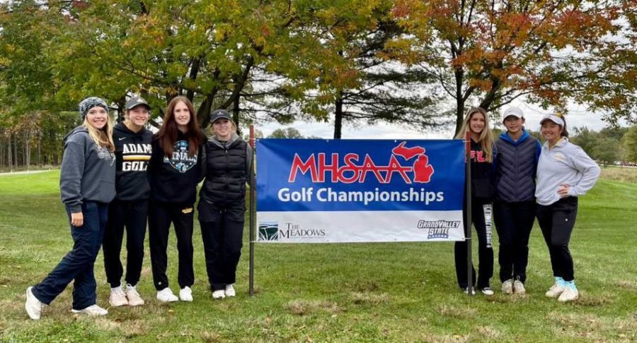 The+team+stands+with+the+MHSAA+golf+banner.