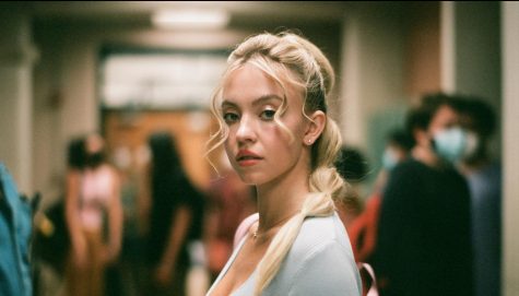 Cassie, played by Sydney Sweeney, hoping to get Nates attention. 