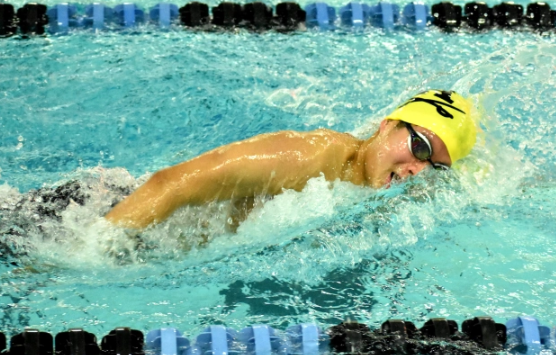 Senior swimmer Eduardo Rengifo racing towards the wall on February 4, 2023. 